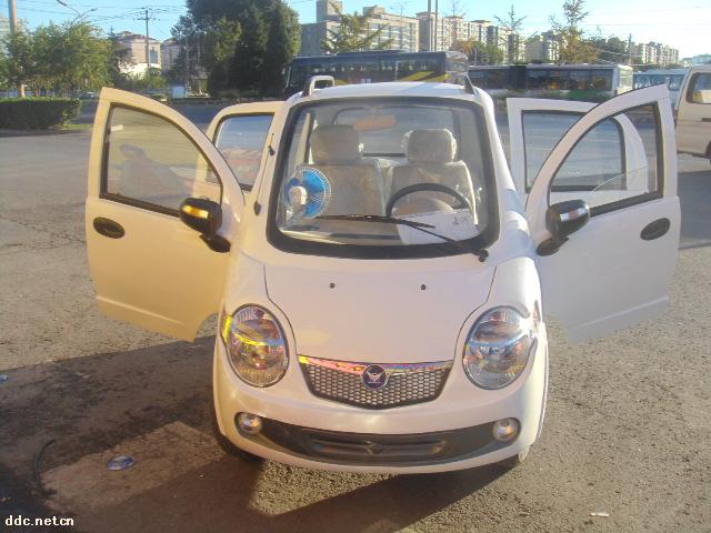 全封闭四轮电动车