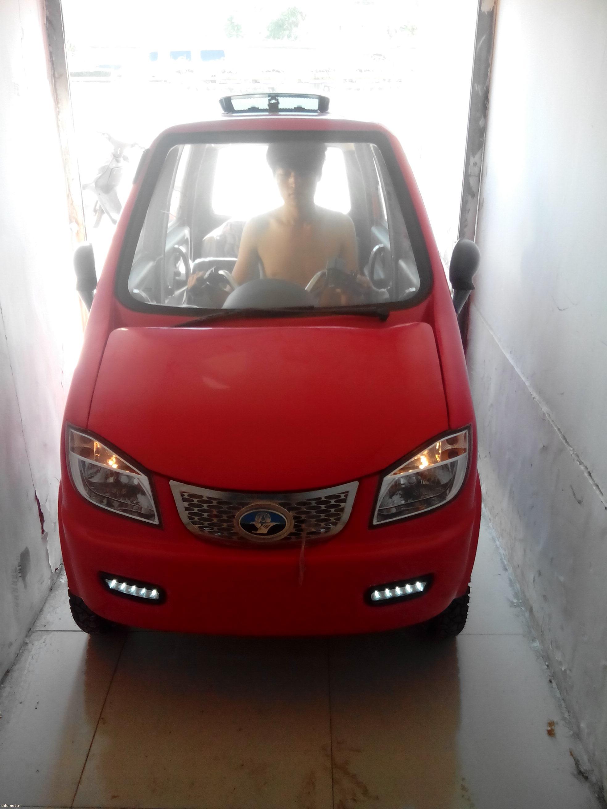 全封闭四轮代步车