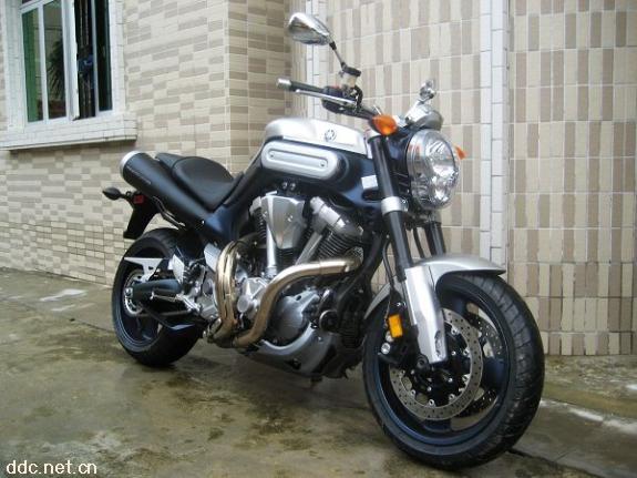 雅马哈MT-01摩托跑车