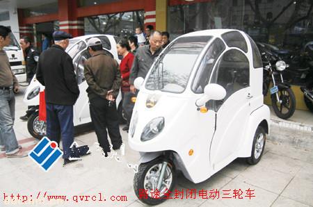 厂家直销全封闭电动三轮车 三人休闲封闭老年代步车新款上市