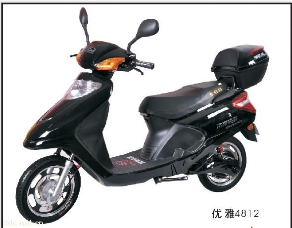 山东轻骑黑色款优雅电动摩托车